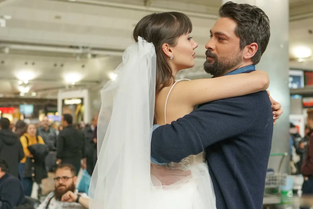 Zdjęcie Onur Tuna nie ma żony, ale jego związek z Yasemin Yazıcı zaskakuje.