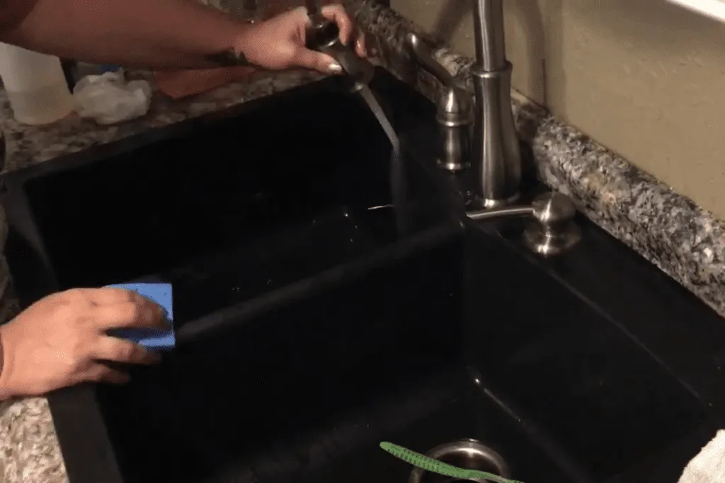 Zdjęcie Czarny zlew z konglomeratu: Jak usunąć kamień i plamy?