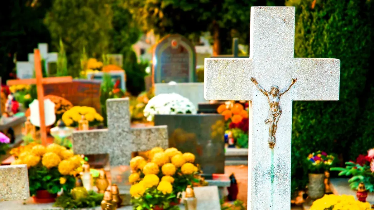 Zdjęcie Trwałe mocowanie krzyża do pomnika: Metody, kleje i porady