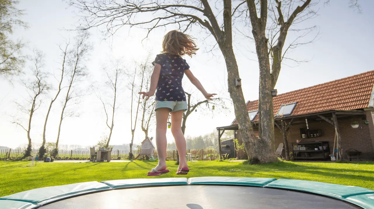Zdjęcie Czy trampolina jest zdrowa? Poznaj korzyści i ryzyko dla dzieci