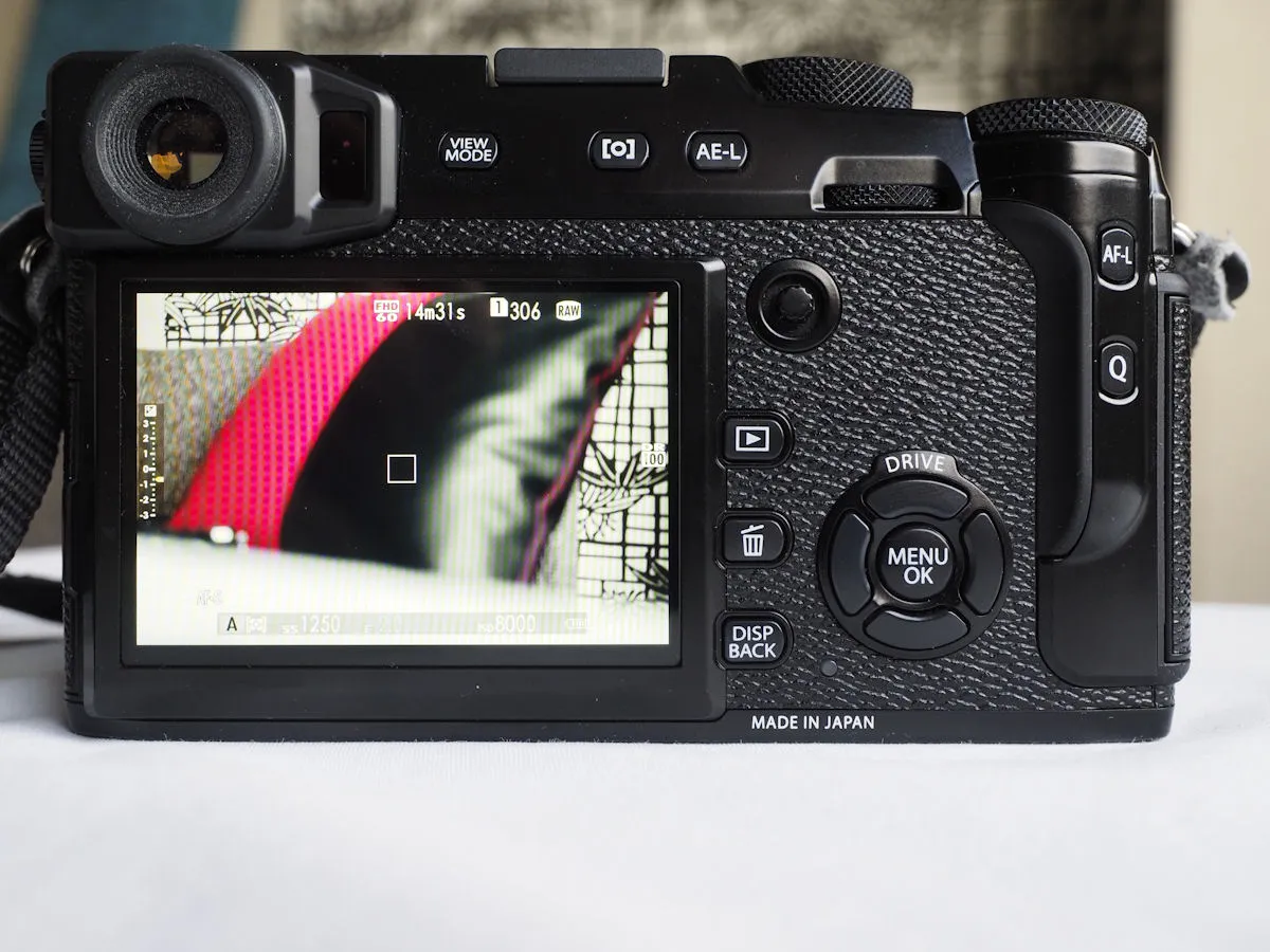 Porównanie wizjera optycznego i elektronicznego w aparatach