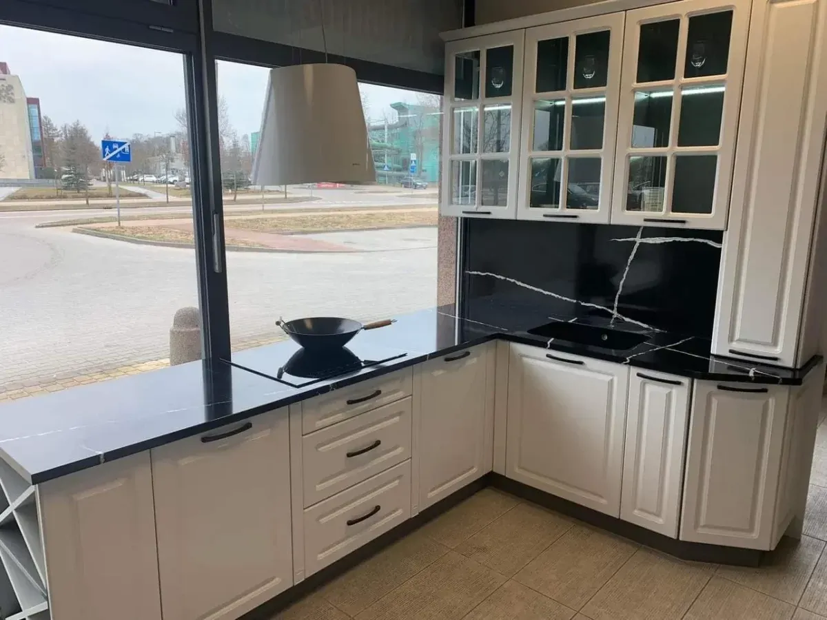 czarny blat kuchenny konglomerat aranżacje