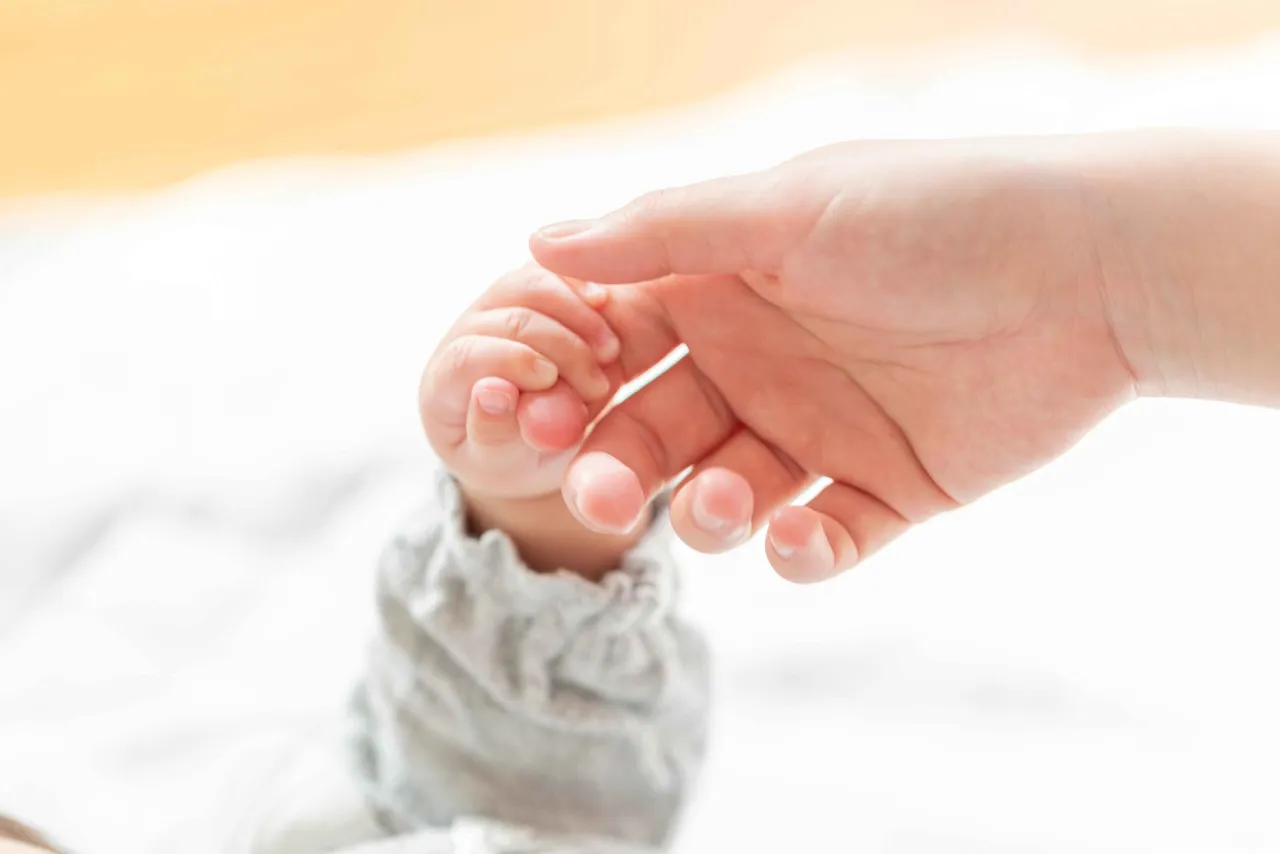 niemowlę raczkujące chwyt nożycowy