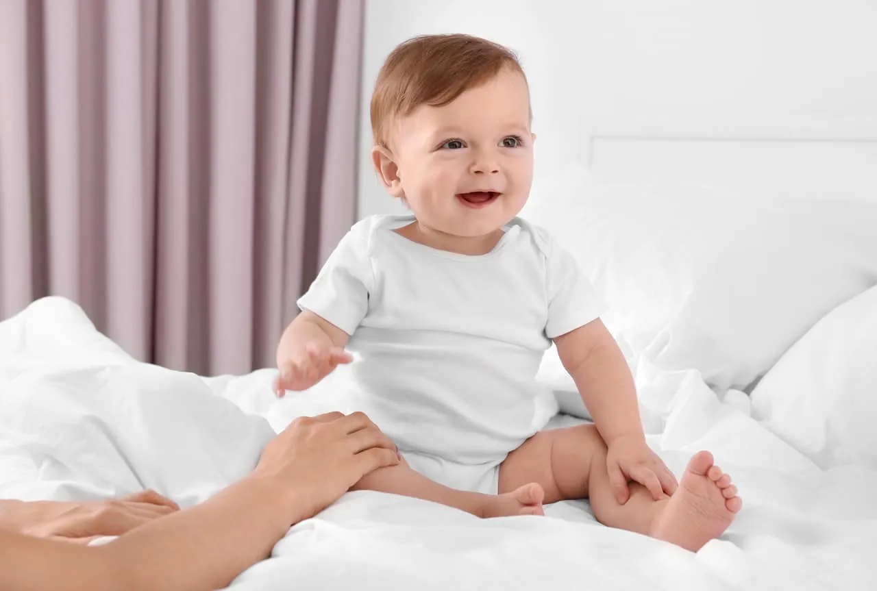 Rozw&oacute;j niemowlaka siedzenie z podparciem