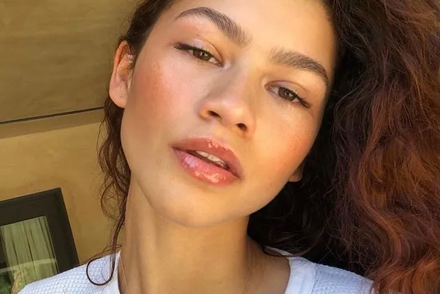 kobieta z promienną, zdrową cerą, efekt glow makijaż