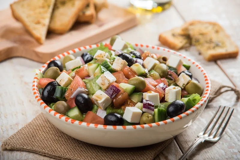 r&oacute;żne rodzaje pieczywa do sałatki greckiej