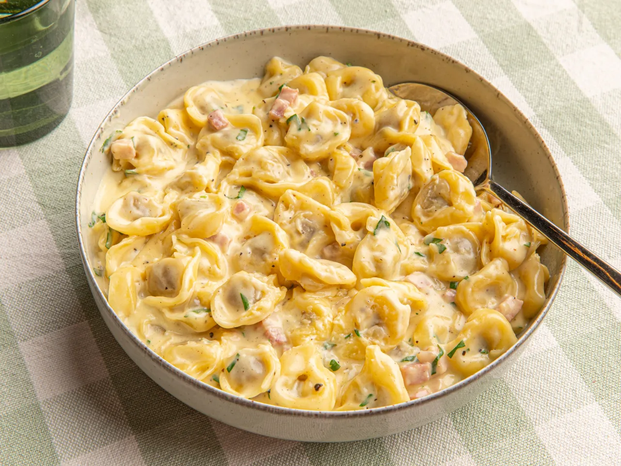Tortellini mit einer reichhaltigen K&auml;se-Sahne-So&szlig;e