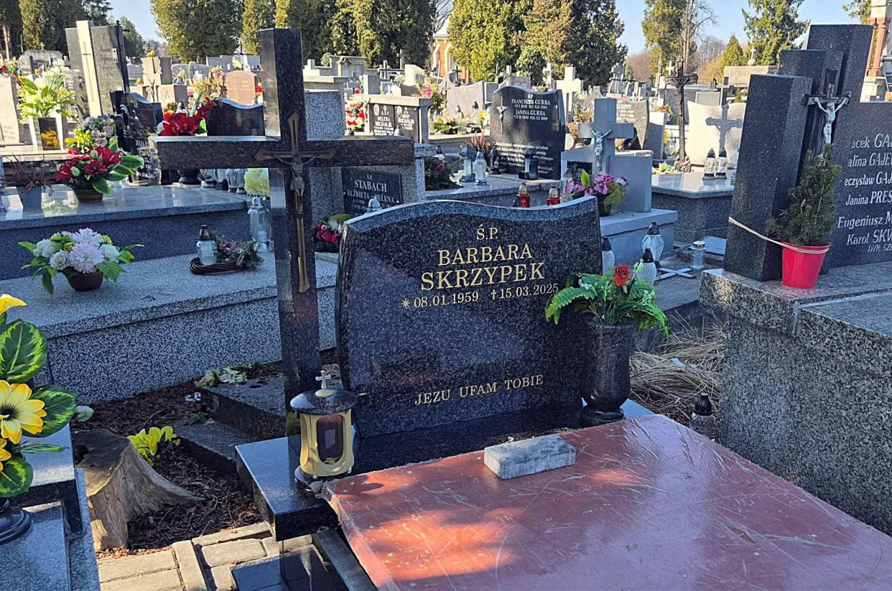 Nagrobek Barbary Skrzypek, z datami urodzenia i śmierci. Obok krzyż i kwiaty.