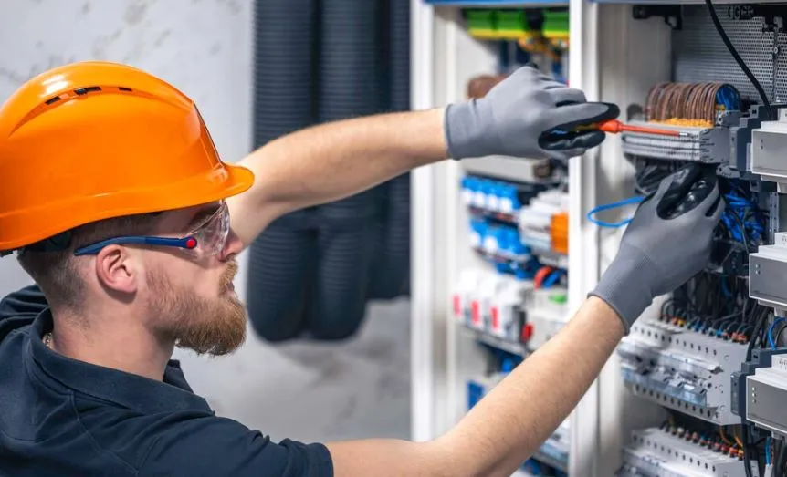 zarobki elektryka po zawodówce wykres