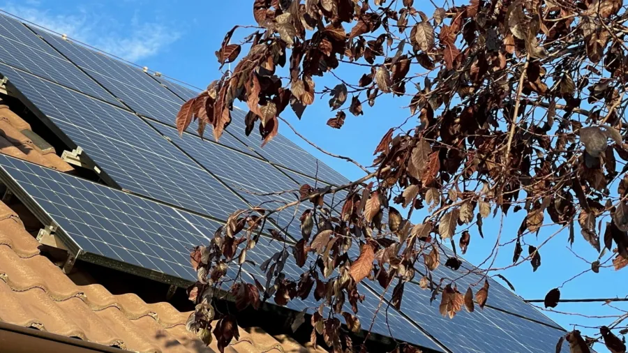 por&oacute;wnanie wydajności fotowoltaiki zacienienie