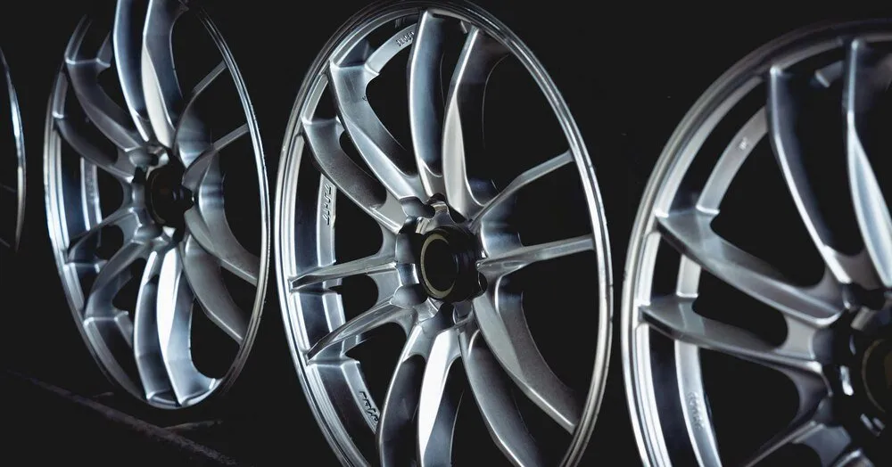 różnice felgi stalowe aluminiowe uszkodzenia