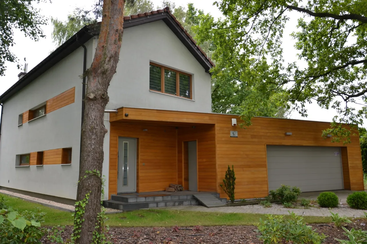 dom drewniany elewacja deska tynk