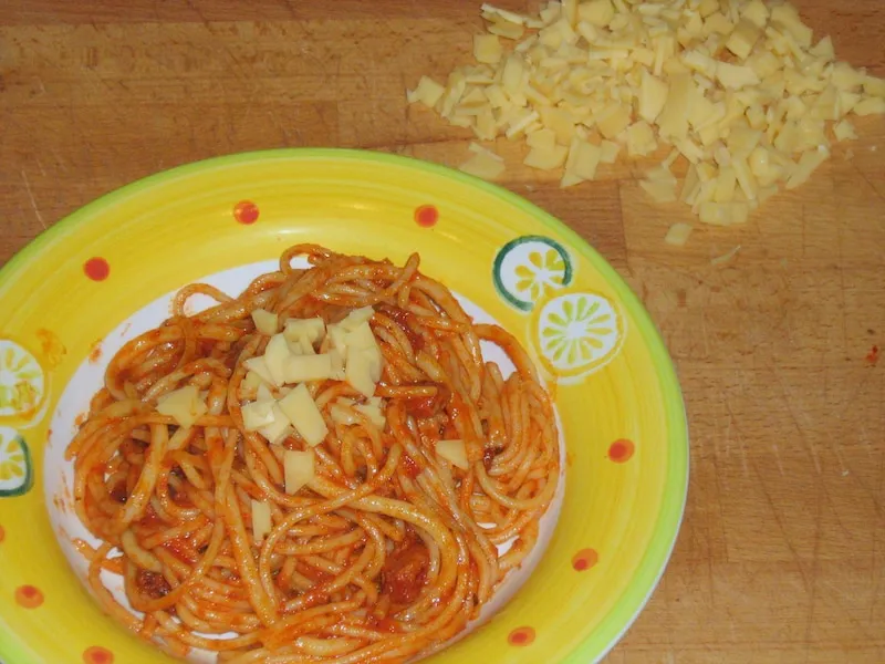 lekkostrawne spaghetti z sosem pomidorowym i indykiem