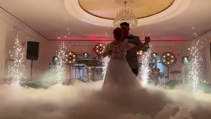 taniec w chmurach na weselu dekoracja światłem