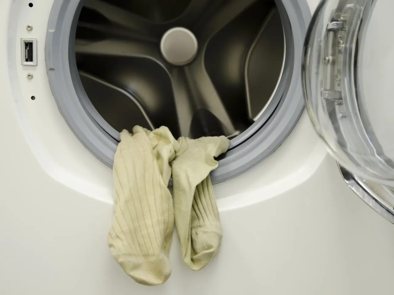 brudna pralka pleśń zapach