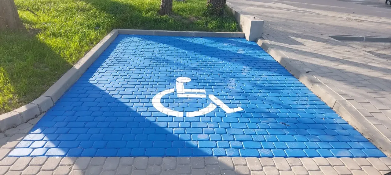 Oznakowanie pionowe i poziome miejsca parkingowego dla niepełnosprawnych