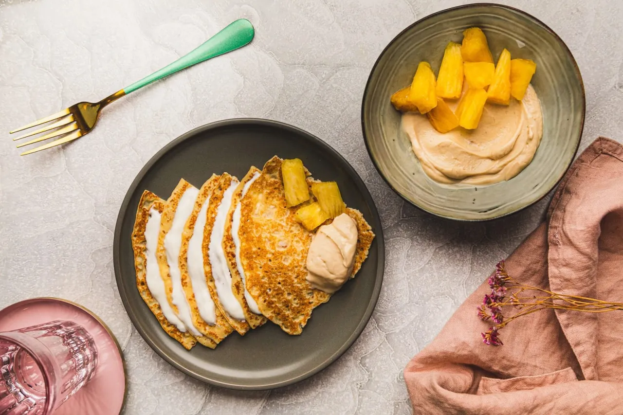 Zdrowe naleśniki z kremem i ananasem. Idealny przepis na zdrowe naleśniki, który zachwyci smakiem i lekkością.