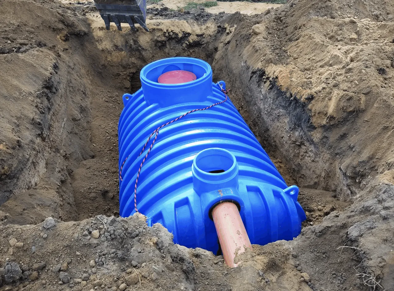 Instalacja niebieskiego zbiornika do przydomowej oczyszczalni ścieków. Wybór odpowiedniego rozwiązania to klucz do ekologicznego gospodarowania wodą.