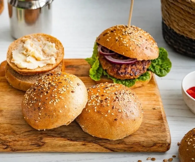 R&oacute;żne rodzaje bułek do burger&oacute;w domowych