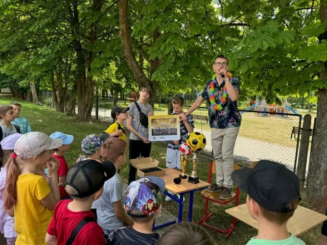 dzieci bawiące się w szkole na festynie dzień dziecka