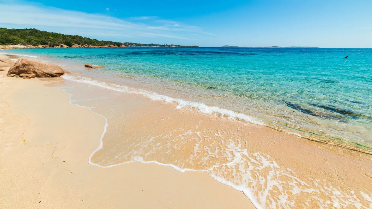 Piękna plaża na Sardynii. Uważaj na kamienie w wodzie i silne słońce.