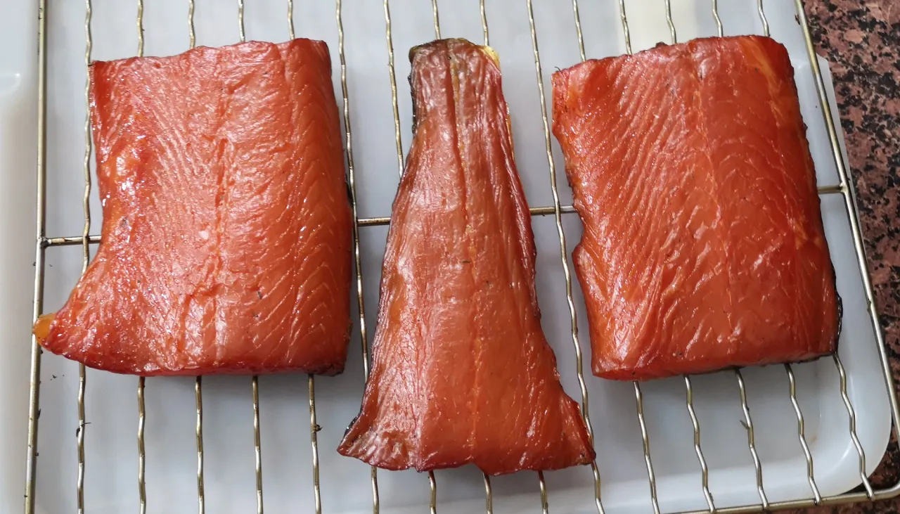 Różne rodzaje marynat do łososia, składniki marynat do ryb