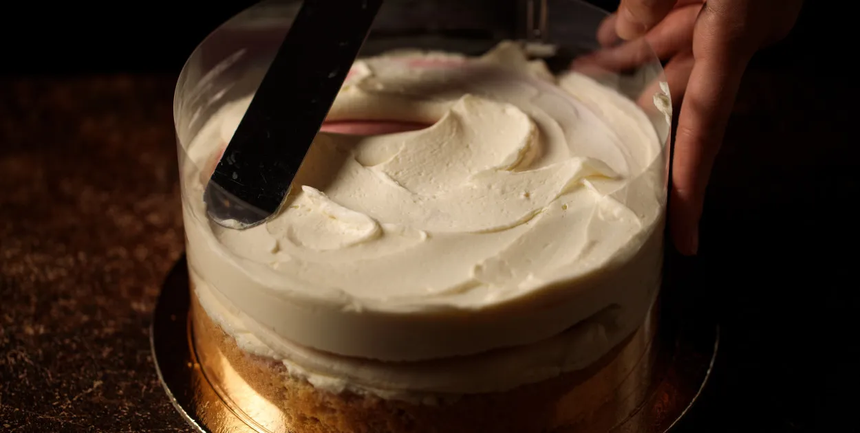 Jak prawidłowo używać folii rantowej do tortu