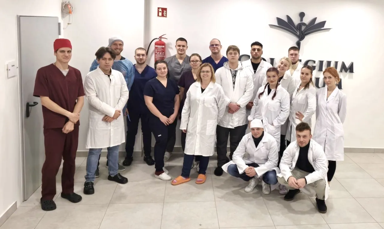 student fizjoterapii na zajęciach z anatomii