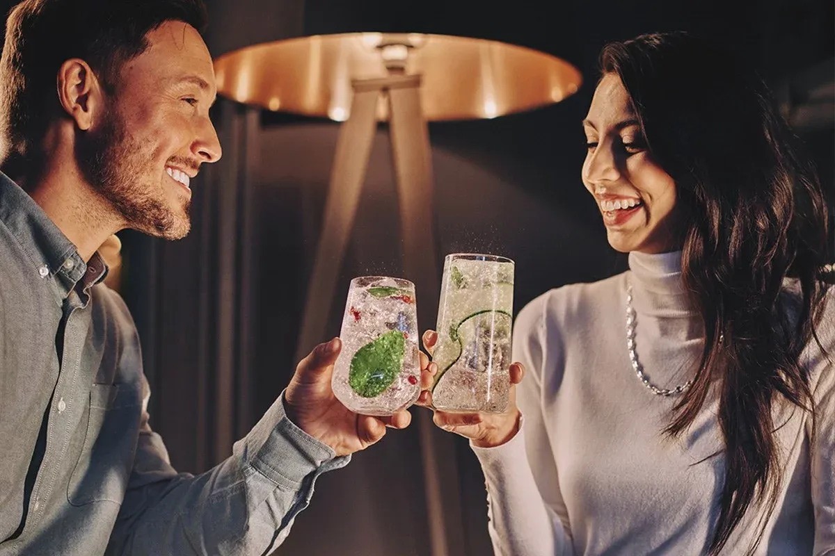 Para na randce w restauracji, w tle inna para w długoletnim związku