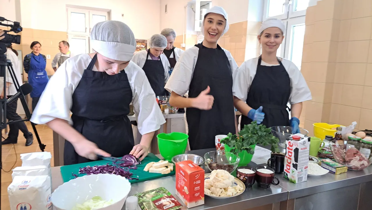 ludzie gotujący na warsztatach kulinarnych w Polsce