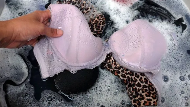 uszkodzony biustonosz po praniu w pralce