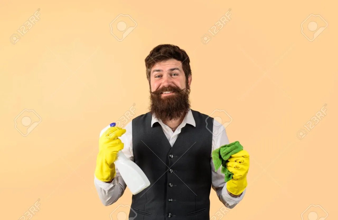 pracownik firmy sprzątającej w uniformie podczas pracy