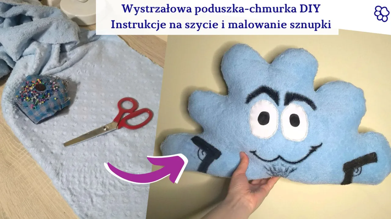 Instrukcja jak zrobić poduszkę-chmurkę DIY. Na zdjęciu materiały do szycia: niebieski materiał, nożyczki, agrafki i poduszka z namalowanymi pistoletami.