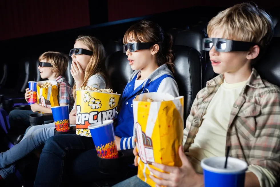 dziecko oglądające bajkę w kinie