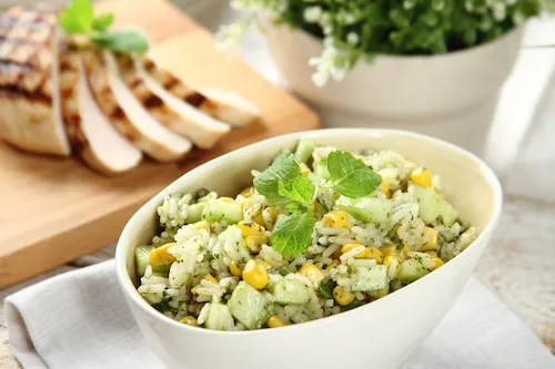 wegetariańska sałatka z ryżem i warzywami