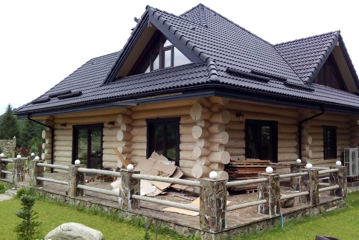 Drewniany dom z bali czy murowany? Koszty budowy mogą się różnić, ale ten piękny dom z bali prezentuje się okazale.