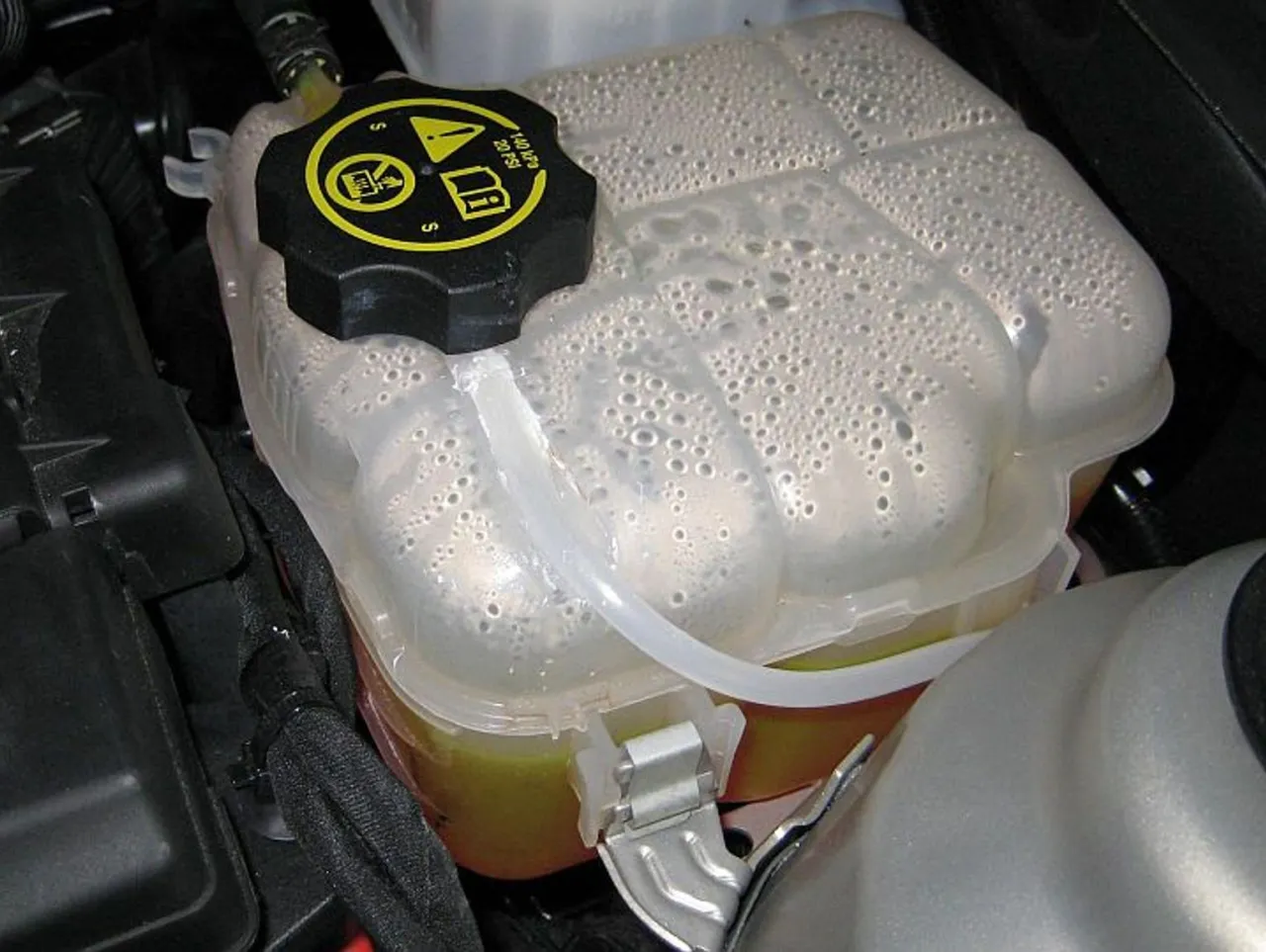 Zbiorniczek wyrównawczy płynu chłodniczego w samochodzie