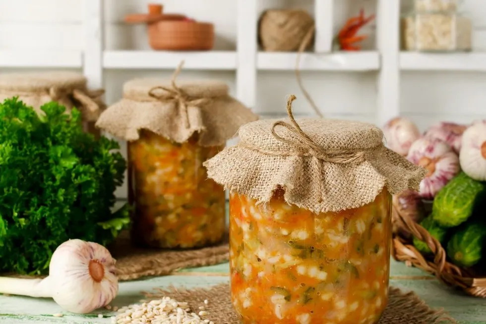 Słoiki z zupą do wekowania i zamrażania