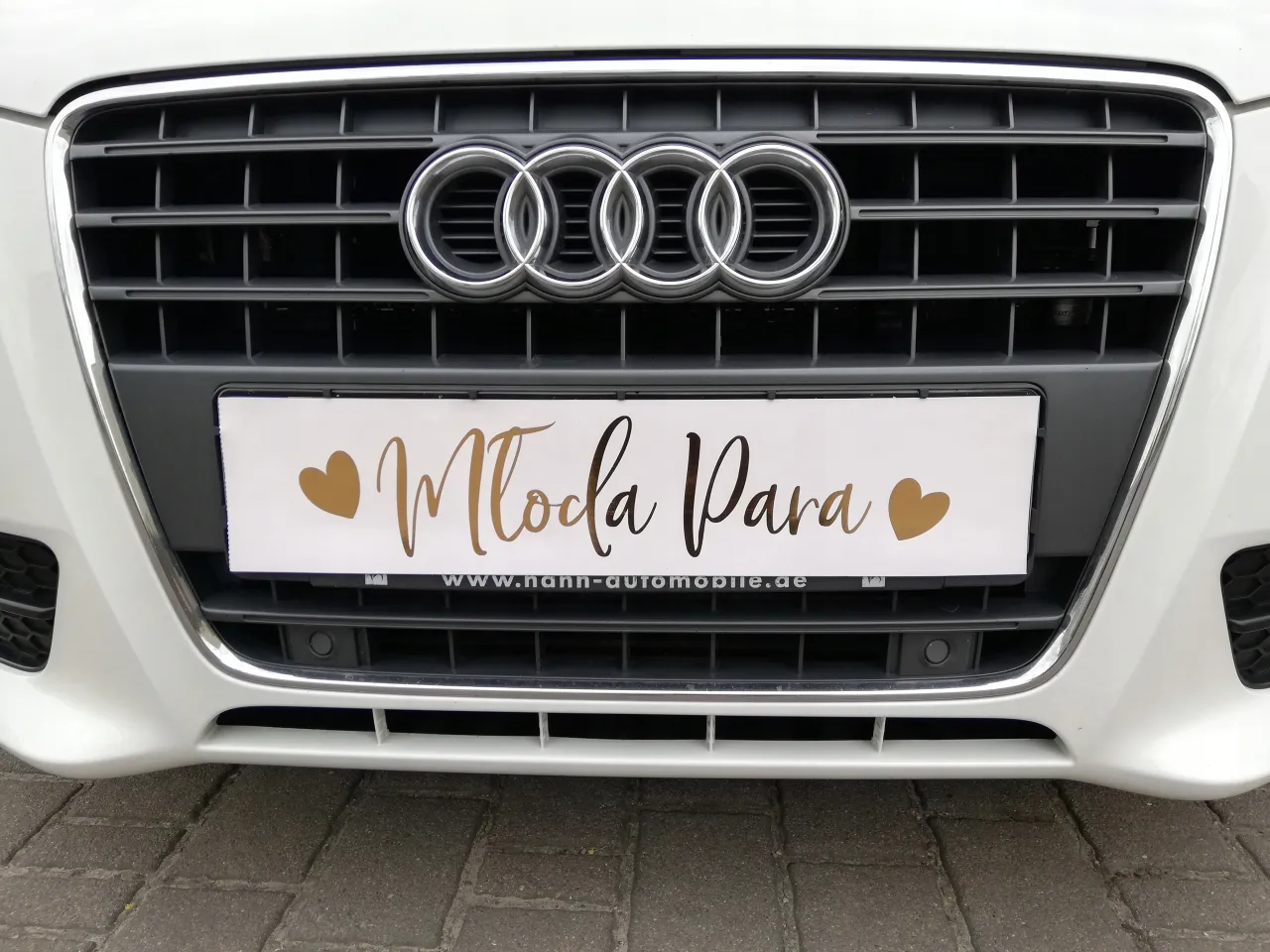 spersonalizowane tablice rejestracyjne ślubne, nowoczesne puszki za samochodem ślubnym