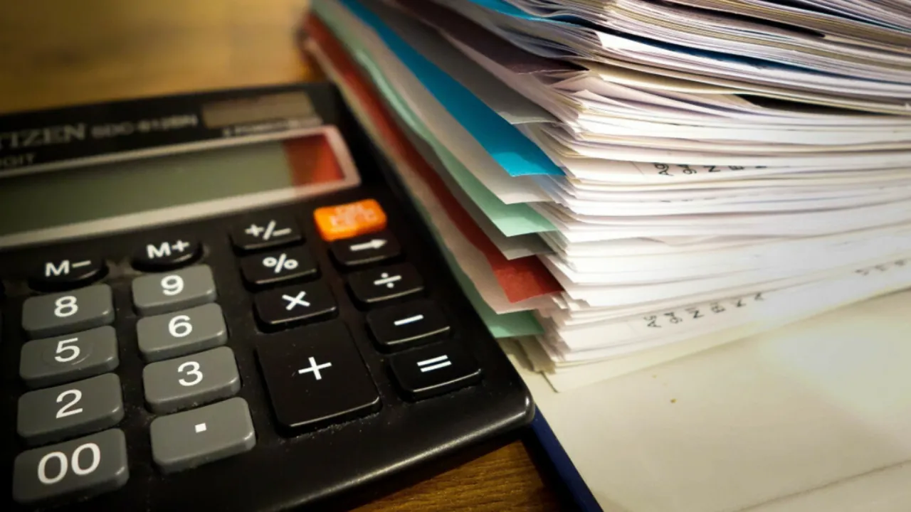 rodzice sprawdzający dokumenty finansowe kalkulator