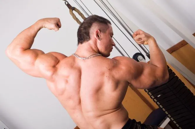 osoba zdezorientowana na siłowni