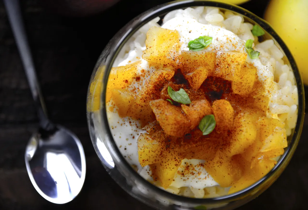 Ryż na słodko z prażonymi jabłkami i cynamonem