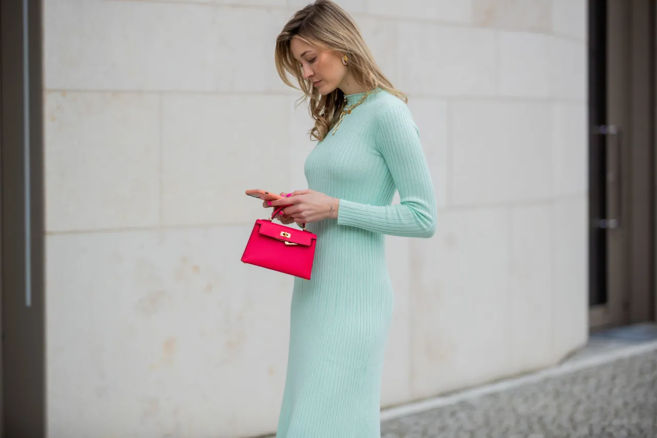 miętowa sukienka stylizacja z delikatnymi dodatkami