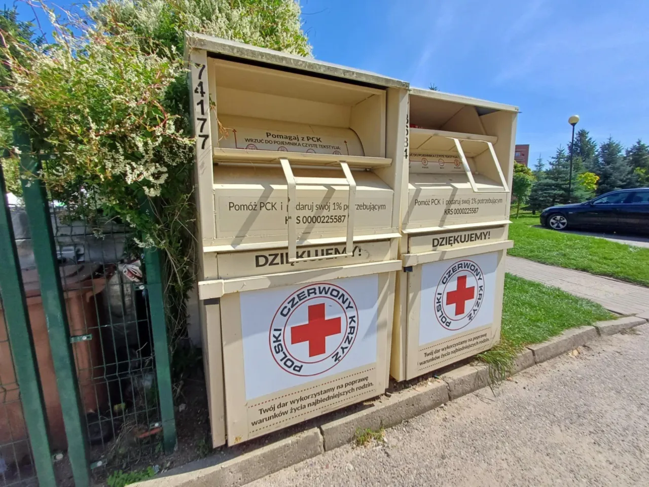 Pojemniki na odzież PCK. Można tu wrzucić czyste tekstylia, pomagając potrzebującym.