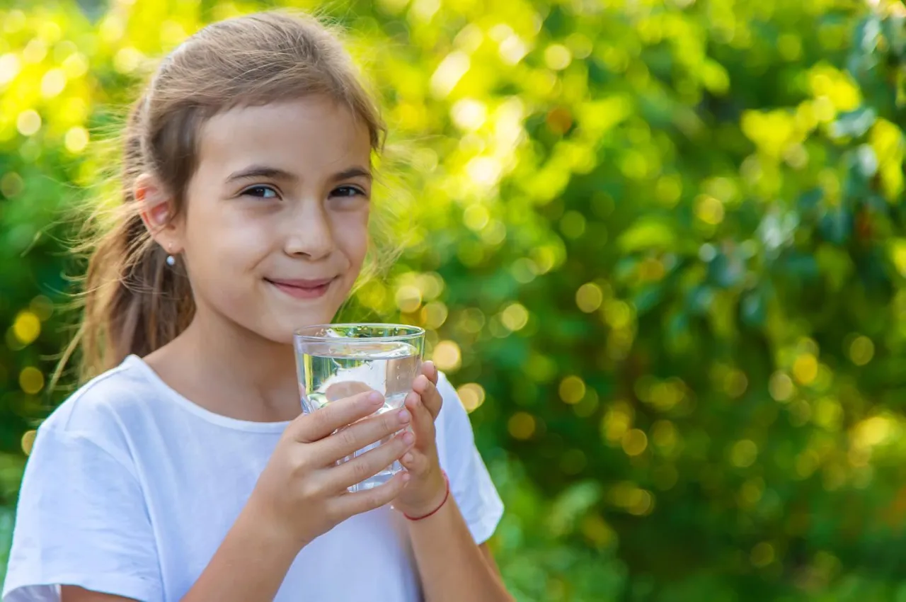 dziecko pije elektrolity łyżeczką