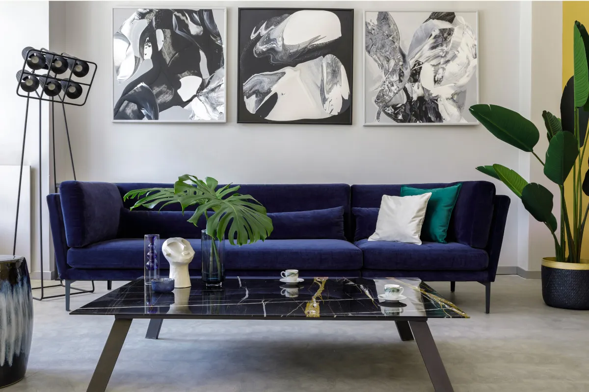 niebieska kanapa aranżacje palety kolorów