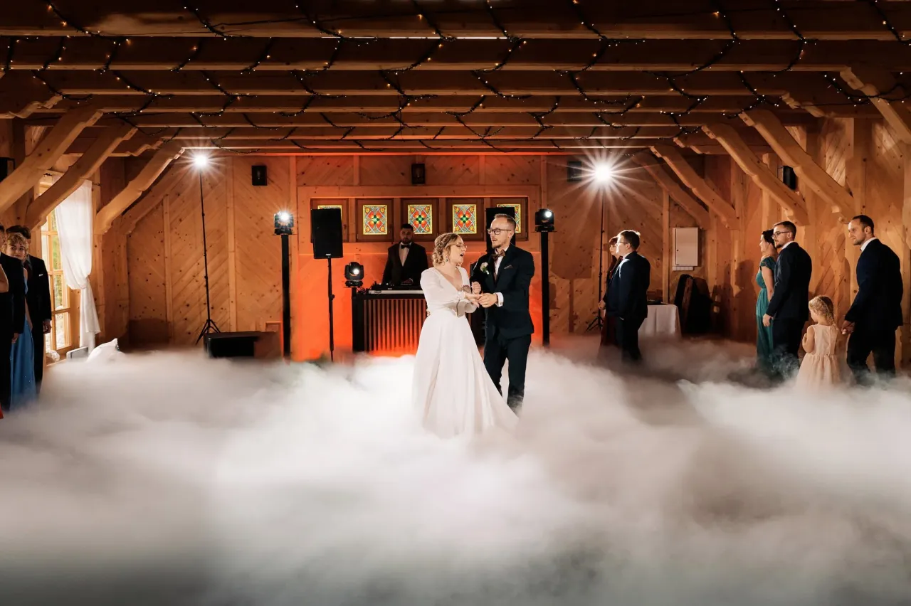 DJ na wesele ciężki dym i dekoracje świetlne