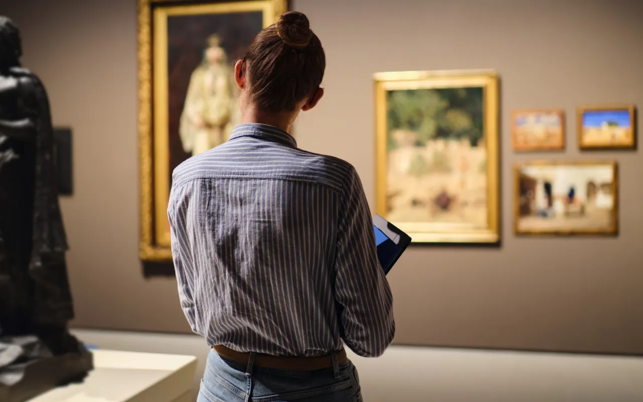 Osoba opisująca obraz w galerii sztuki