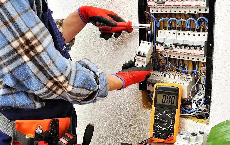 Zdjęcie Technik elektryk jakie przedmioty? Odkryj kluczowe zagadnienia w nauce