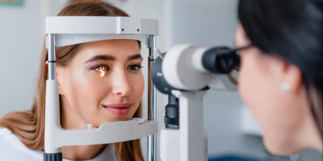 osoba w okularach przeciwsłonecznych, badanie wzroku u okulisty